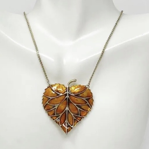 N135 Vintage Gold Tone Orange Black Enamel Leaf Pendant Necklace Fall Autumn 24” - Picture 8 of 8